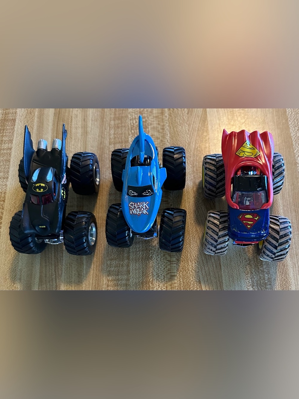Hot Wheels Monster Trucks 1:64
Diecast Lot 3 Batman Superman Shark Wreak